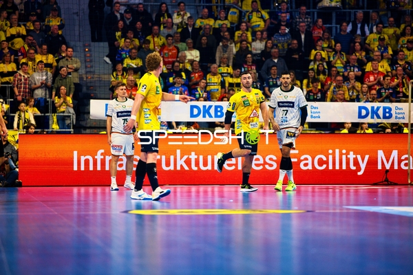 Spieler sind auf dem Spielfeld versammelt und besprechen die nächste Spielstrategie.