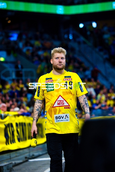 Ein Spieler von Rhein Neckar Löwen steht auf dem Spielfeld.