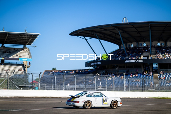 Klassischer Rennwagen auf der Rennstrecke