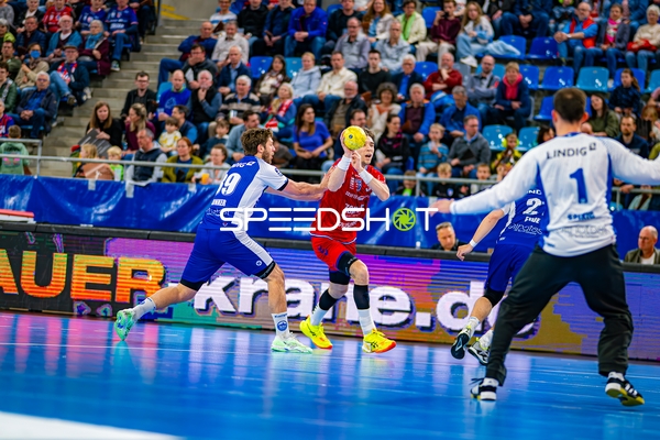 Spieler in rot mit Ball