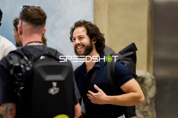 Ringside-Zone Face-Off