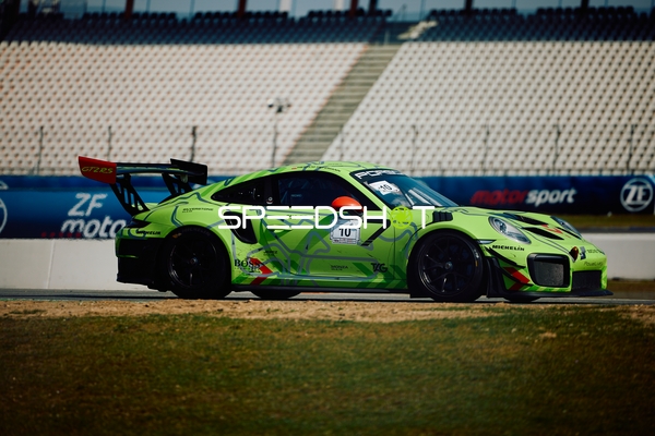 Rennwagen mit Startnummer 101 bei voller Fahrt