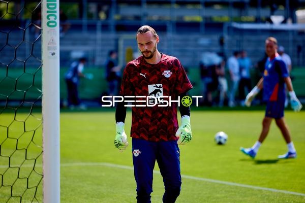 Torwart Maarten Vandevoordt (26; RB Leipzig) beim Aufwärmen