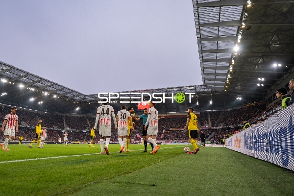 Schiedsrichter zeigt Entscheidung