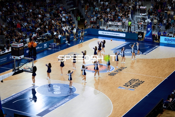 Cheerleader-Performance im SNP Dome