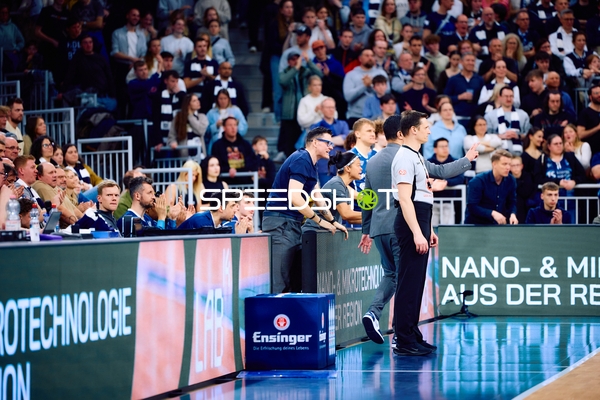 Trainerteam und Schiedsrichter am Spielfeldrand