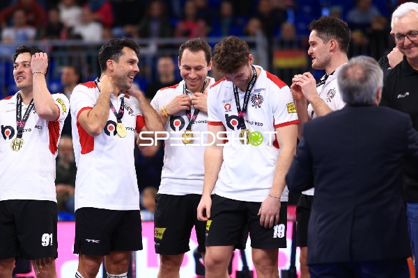 Goldmedaillenfeier mit Florian STEYRER (15; Österreich)