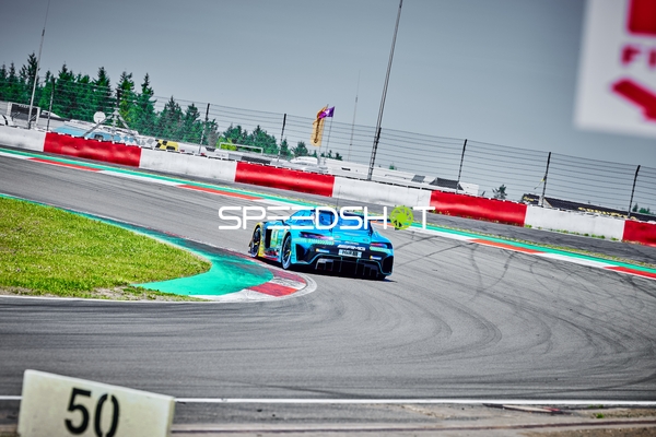 Rennfahrzeug auf der Rennstrecke