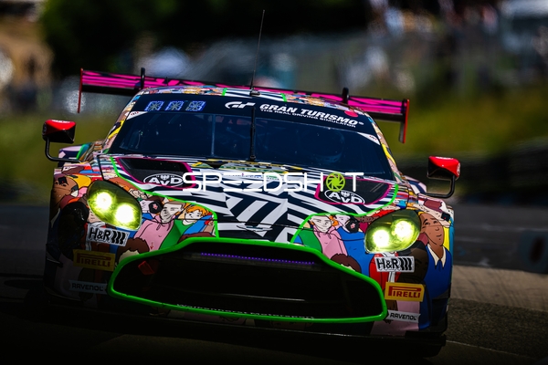 Rennfahrzeug auf der Rennstrecke