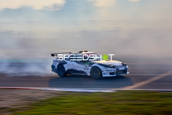 Rennfahrzeug driftet auf der Rennstrecke