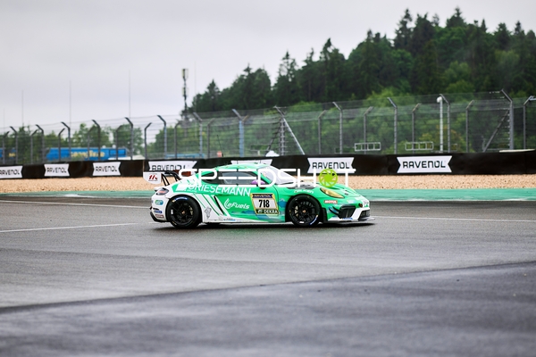 Porsche Manthey (718): Björn Griesemann, Dirk Adorf, Georg Griesemann, Yves Volte auf nasser Strecke