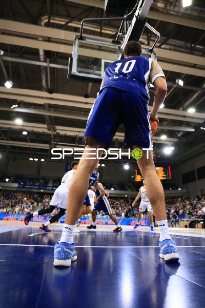 Samuell Williamson (10; MLP Academics Heidelberg) mit Ball in Aktion