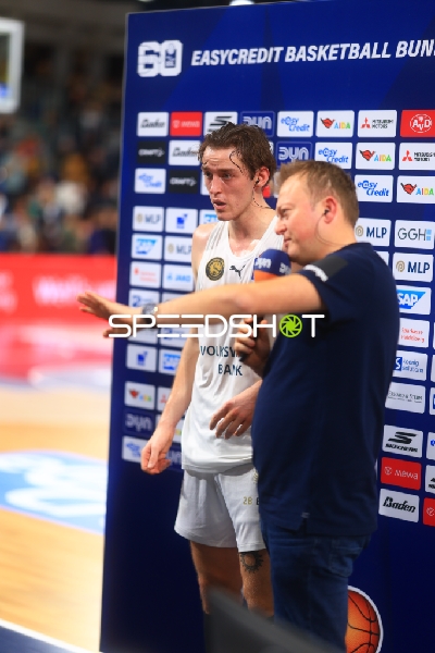 Benjamin Schröder (2; Basketball Löwen Braunschweig) bei Interview