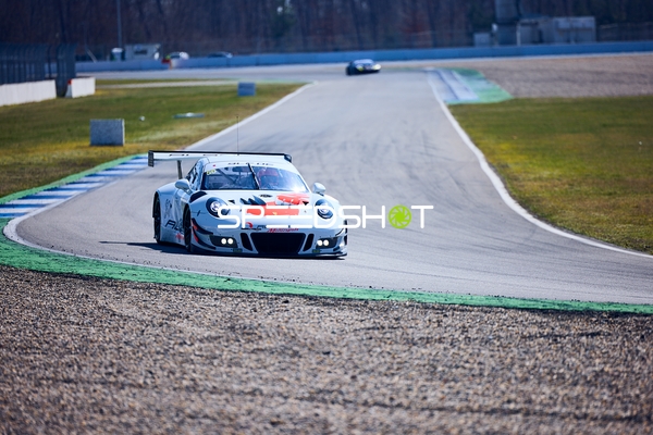 Rennauto in der Kurve auf dem Hockenheimring