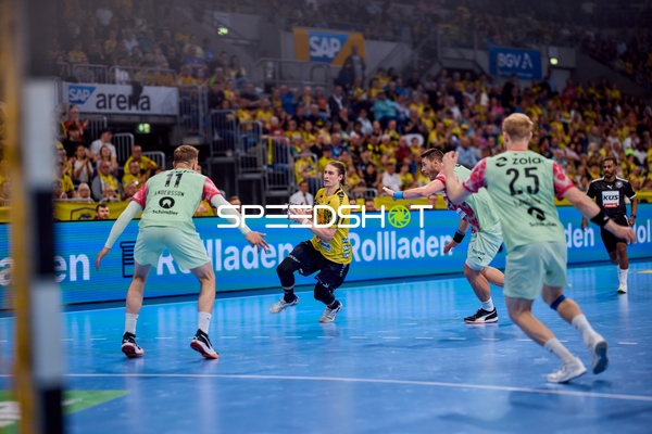 Juri Knorr wirft aufs Tor