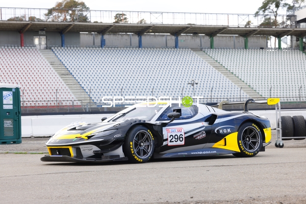 Rennauto mit Nummer 296 auf dem Hockenheimring