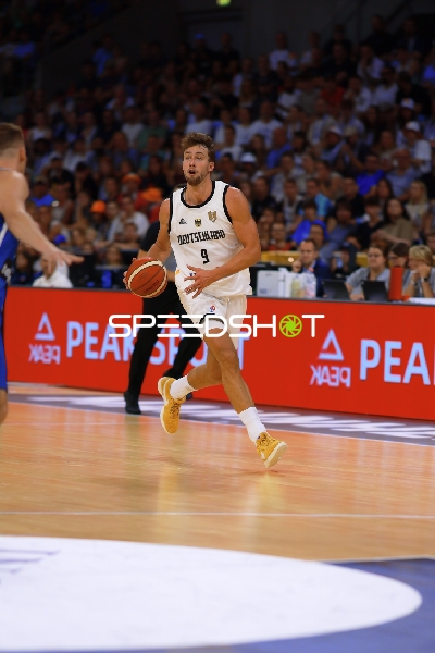 Franz Wagner (9; Deutschland) dribbelt