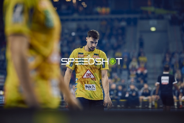 Spielunterbrechung oder Endphase, Spieler geht fokussiert über das Spielfeld.