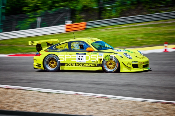 Porsche 911 GT3 R auf der Rennstrecke