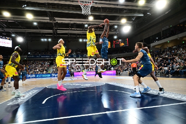 Spielaktion mit Samuell Williamson (10; MLP Academics Heidelberg) und Dakarai Tucker (7; EWE Baskets Oldenburg)