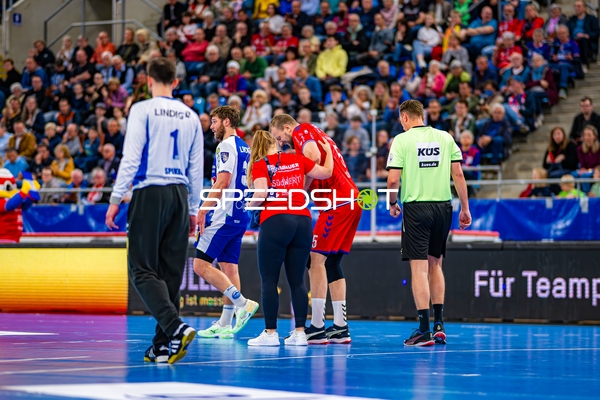 Julius Kühn (5, SG BBM Bietigheim) wird betreut