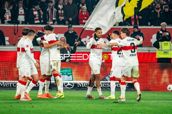 Spieler feiern gemeinsam