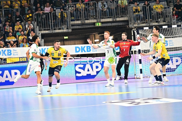 Jannik Kohlbacher (80; Rhein Neckar Löwen) kämpft um den Ball