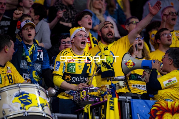 Begeisterte Fans in Gelb