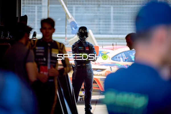 Rennfahrer in der Boxengasse