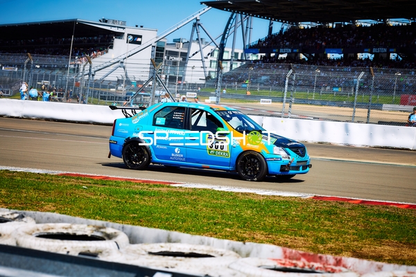 Rennfahrzeug auf der Rennstrecke