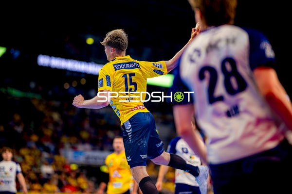 Wurf David Móré (15;Rhein Neckar Löwen) gegen Marvin Kix (28;1. VfL Potsdam)