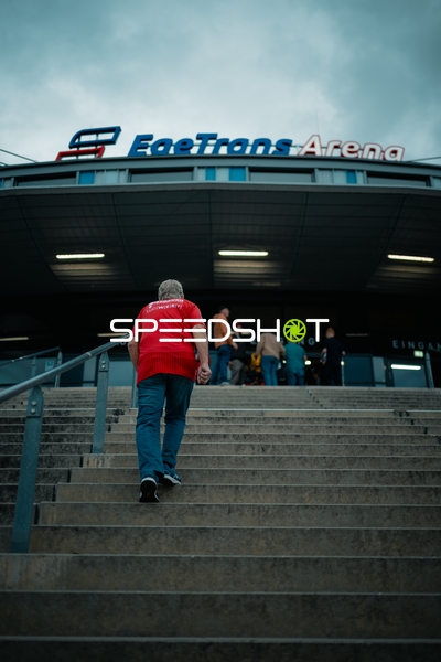 Person vor EgeTrans Arena