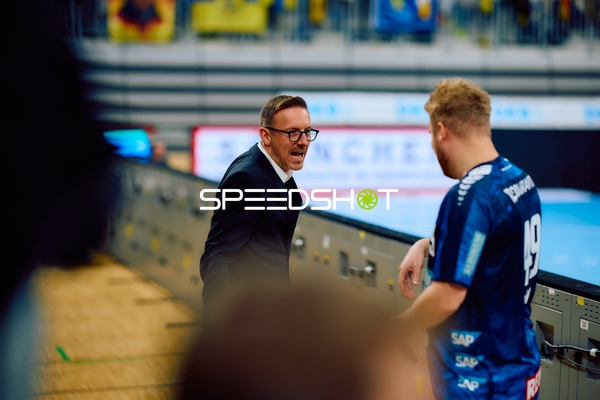 Diskussion zwischen Trainer und Spieler am Spielfeldrand