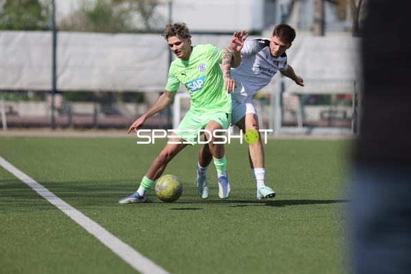 Zweikampf um den Ball im Spiel zwischen FV Fortuna Heddesheim und FC-Astoria Walldorf II