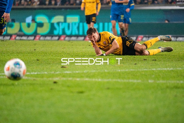 Spieler am Boden nach Zweikampf