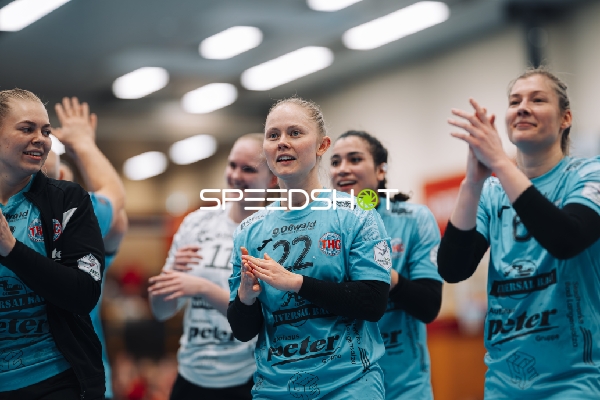 Szene mit Nathalie Hendrikse (6; Thüringer HC) und Teamkollegen