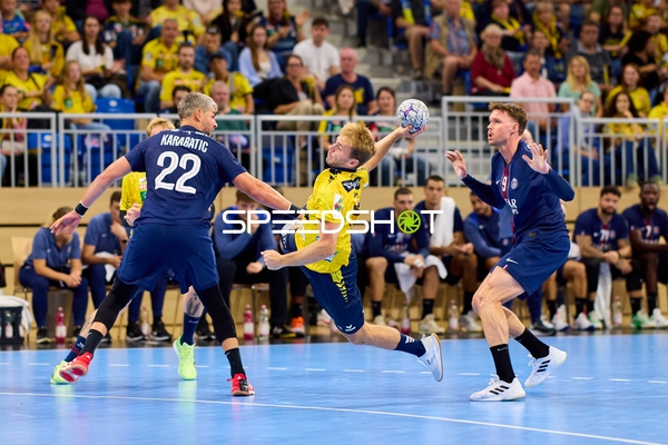 Spieler kämpfen um Ball