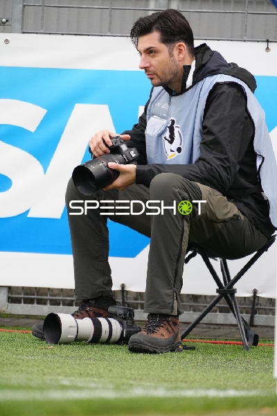 Fotograf am Spielfeldrand