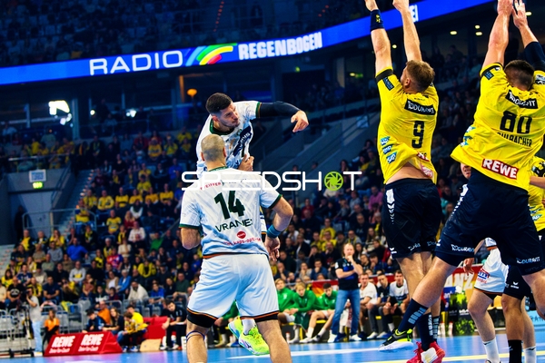 Ein Spieler von HSG Wetzlar versucht, durch die Abwehr der Rhein Neckar Löwen zu schießen.