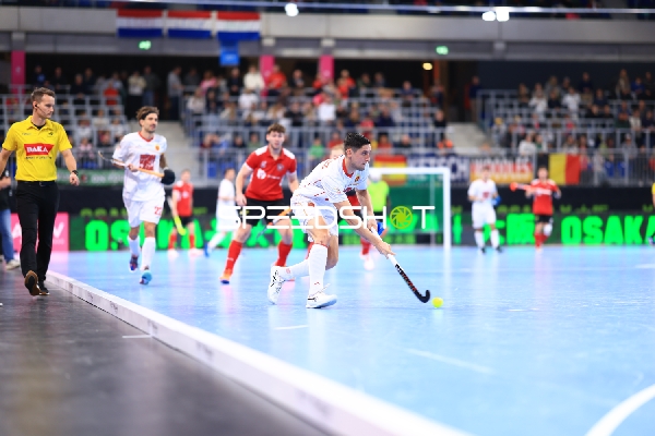 Juan MUÑOZ (9; Spanien) mit Ball