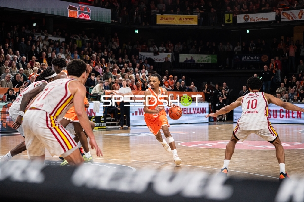 Alonzo Verge Jr. (11; Rasta Vechta) mit Ball, Christian Held (999; Rasta Vechta) am Spielfeldrand