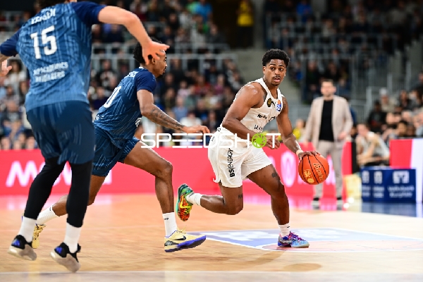 Grant Sherfield (25; Basketball Löwen Braunschweig) mit Ball