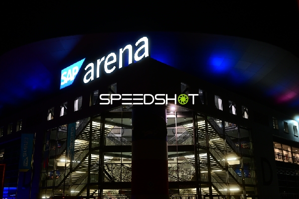 SAP Arena bei Nacht