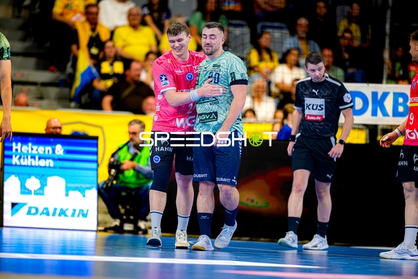 Spieler feiern gemeinsamen Sieg