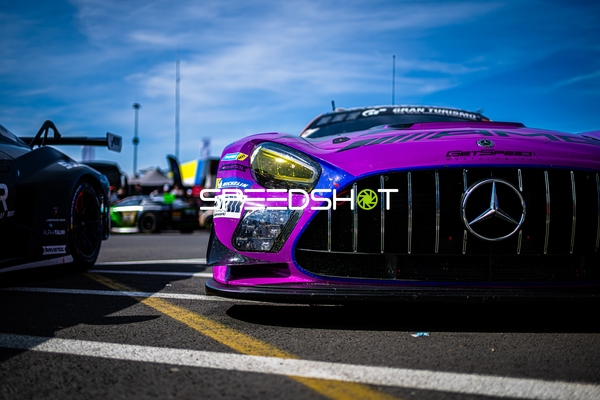 Rennfahrzeug in der Boxengasse