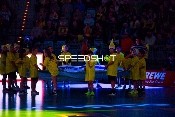 Einlauf der Kinder vor dem Spiel