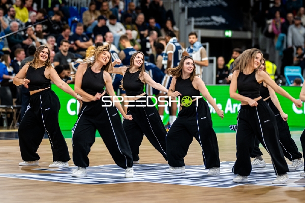 Cheerleader tanzen in der Halle