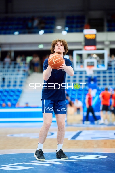 Evan Rietsch (7; MLP Academics Heidelberg) wirft auf den Korb