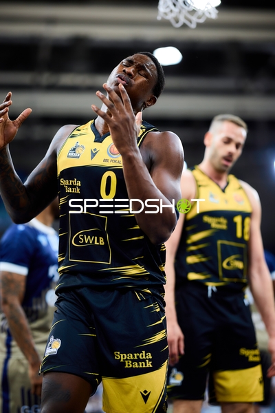 Babacar Sane (0; MHP Riesen Ludwigsburg) und Jonas Wohlfarth-Bottermann (18; MHP Riesen Ludwigsburg) in Aktion