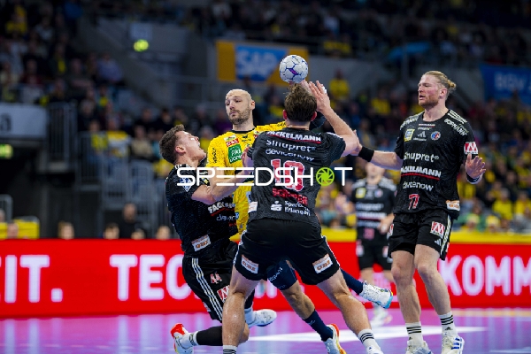 Maciej Gebala (77; HC Erlangen) und Lukas Sandell (11; Rhein Neckar Löwen) in Aktion